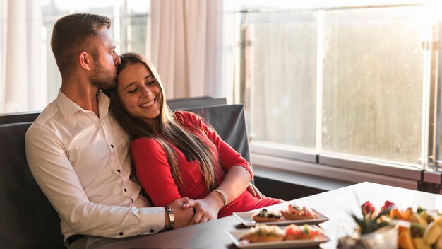 Paare, die in einem Restaurant zu Abend essen