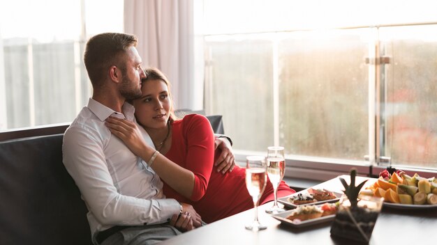 Paare, die in einem Restaurant zu Abend essen