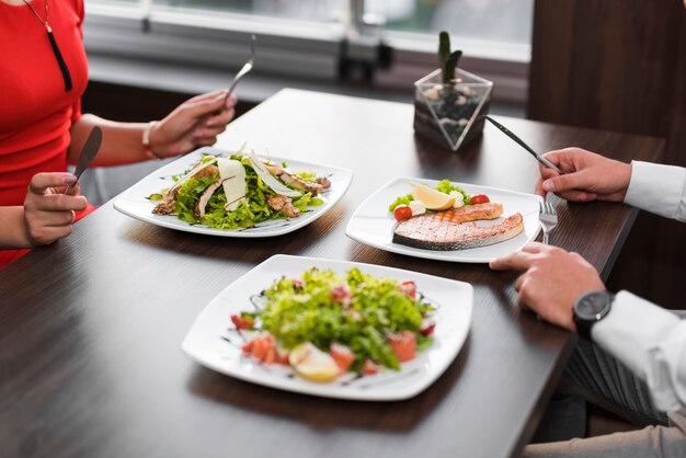 Paare, die in einem Restaurant zu Abend essen