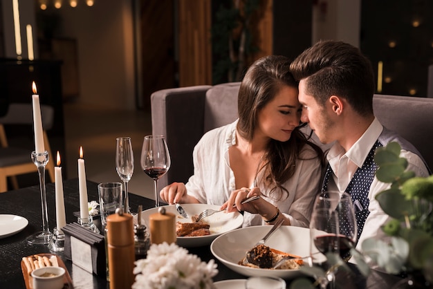 Paare, die in einem Restaurant zu Abend essen