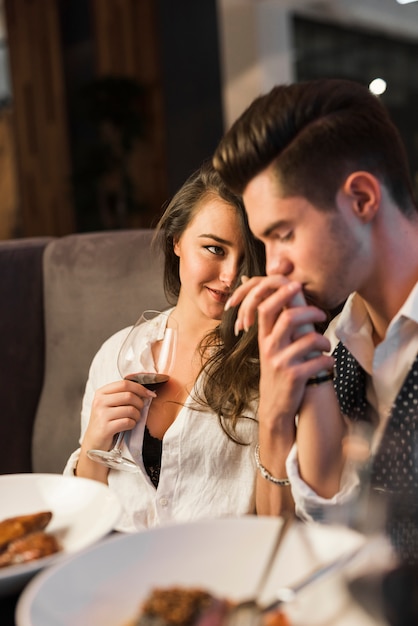 Paare, die in einem Restaurant zu Abend essen