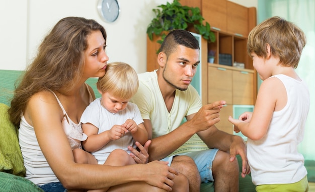 Paare, die kleine Tochter schelten