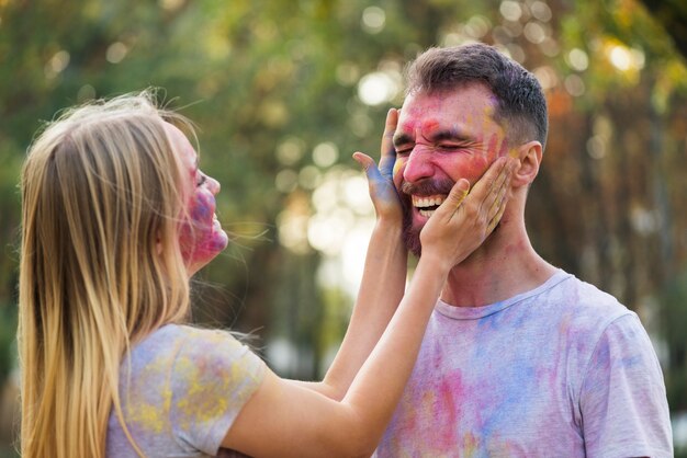 Paare, die mit pulverisierter Farbe spielen