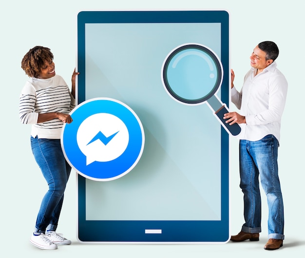 Paare, die nach Facebook Messenger auf einem Telefon suchen