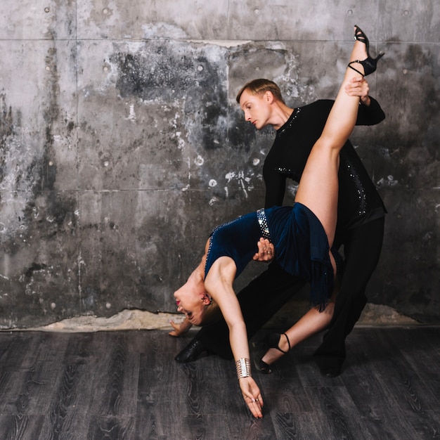 Paare, die Position während des leidenschaftlichen Tanzes durchführen