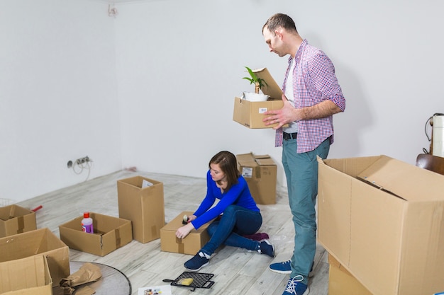 Paare, die Sachen für Verlagerung verpacken