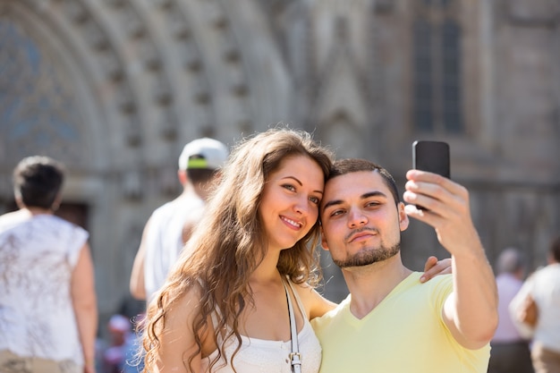 Paare, die selfie an der Straße tun