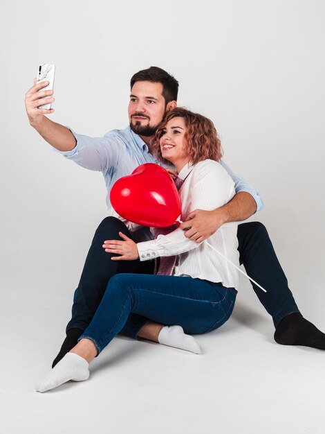 Paare, die selfie für Valentinsgrüße nehmen