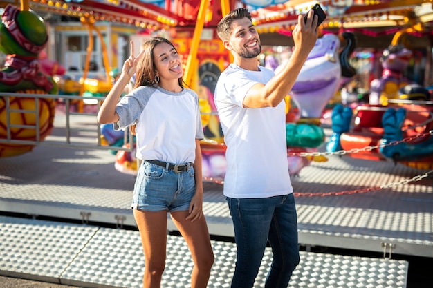 Paare, die selfie mit Telefon nehmen