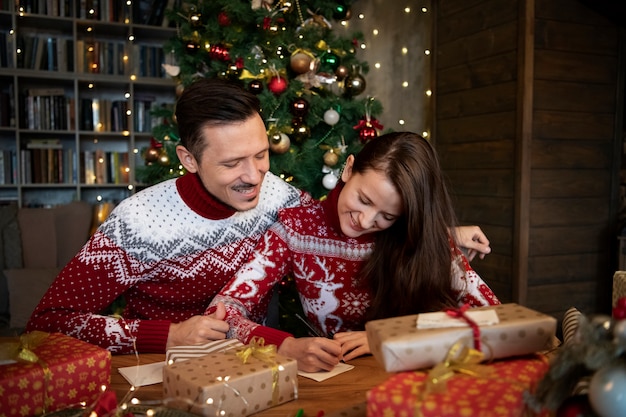 Paare, die sich Weihnachtsgeschenke machen