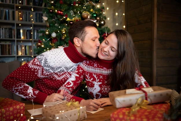 Kostenloses Foto paare, die sich weihnachtsgeschenke machen