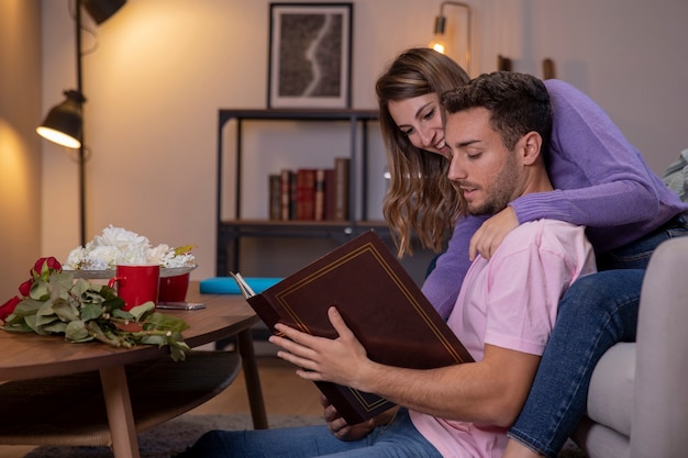 Paare, die sich zu Hause im Wohnzimmer entspannen