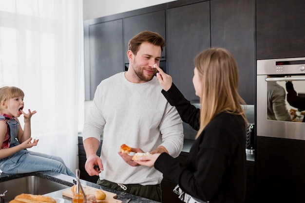 Kostenloses Foto paare, die spaß beim machen von sandwichen haben