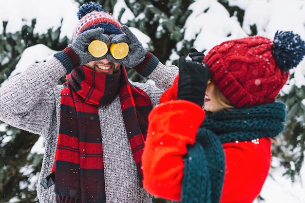 Kostenloses Foto paare, die spaß mit zitronen im winter haben