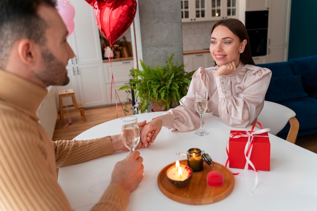 Paare, die Valentinstagfeier genießen