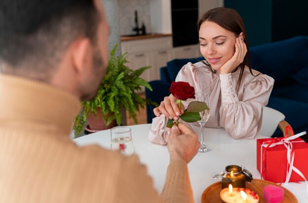 Paare, die Valentinstagfeier genießen