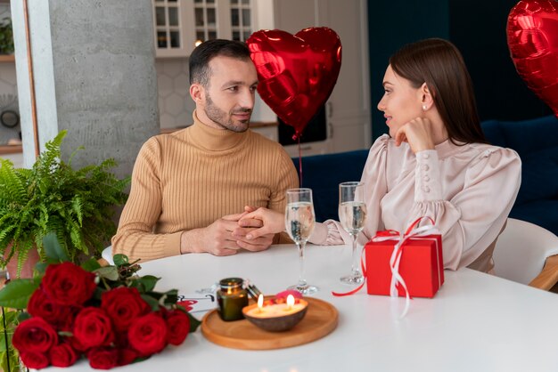 Paare, die Valentinstagfeier genießen