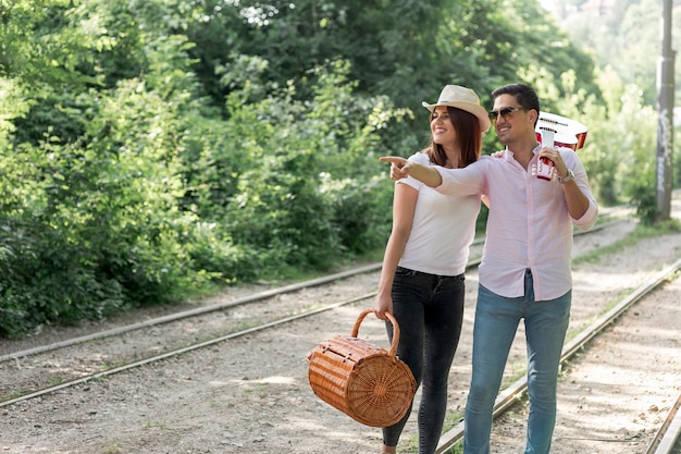 Paare, die weg auf der Eisenbahn schauen