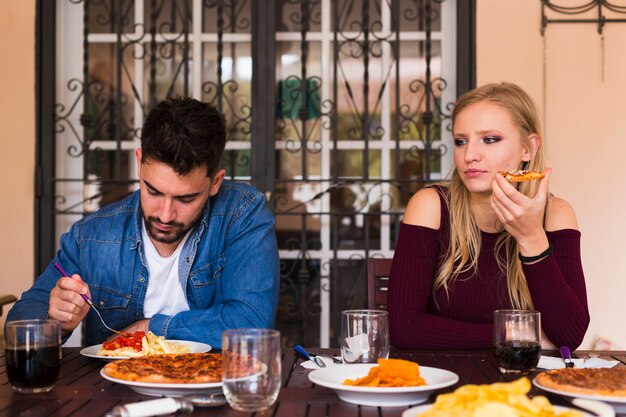 Paare, die zu Hause Lebensmittel essen