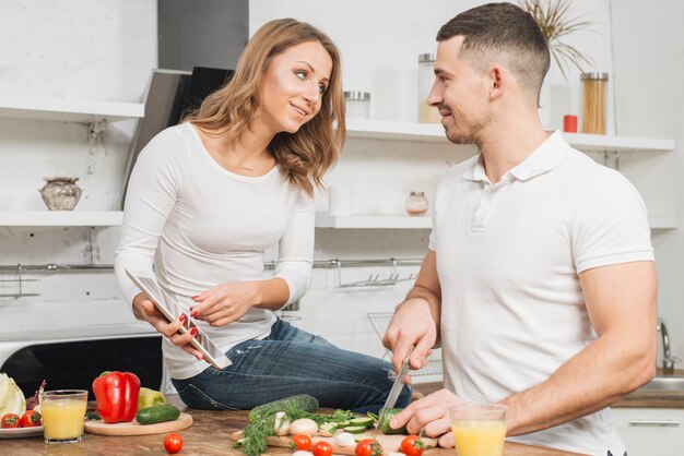 Paare, die zu Hause mit Tablette kochen