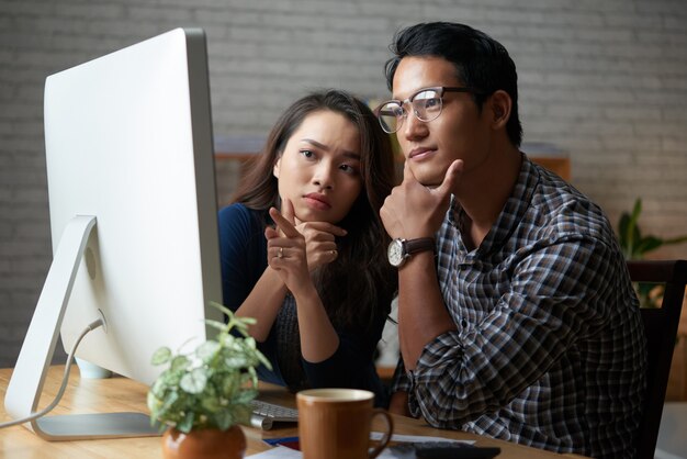 Paare, die zu Hause Zeit zusammen Computer verbringen