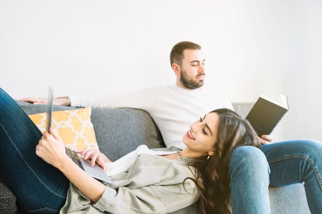 Paare, die zusammen auf Couch stillstehen