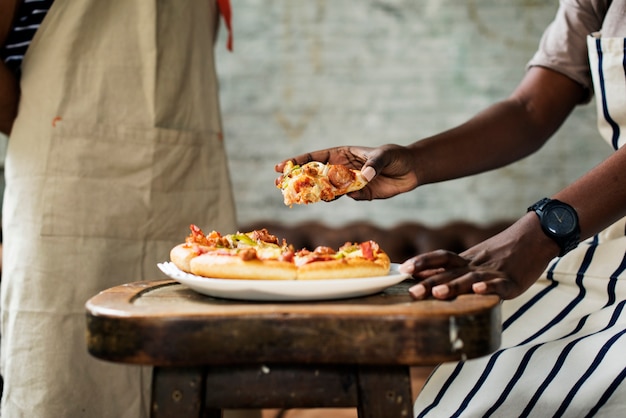 Paare, die zusammen Pizza essen