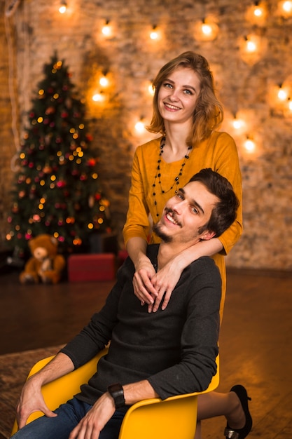 Kostenloses Foto paare, die zusammen weihnachten im wohnzimmer feiern