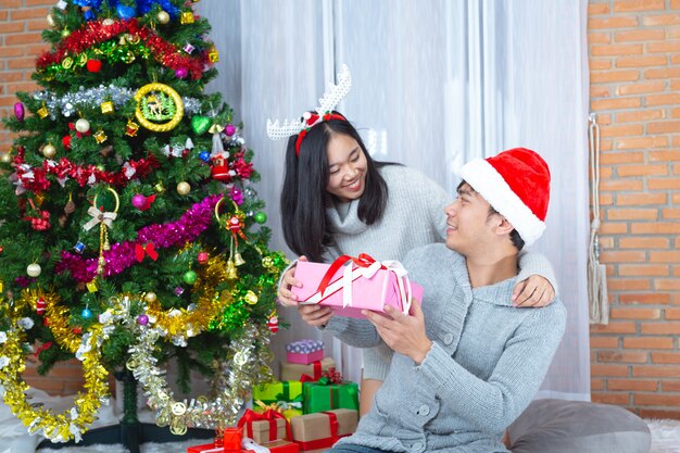 Paare genießen mit Weihnachtsgeschenk
