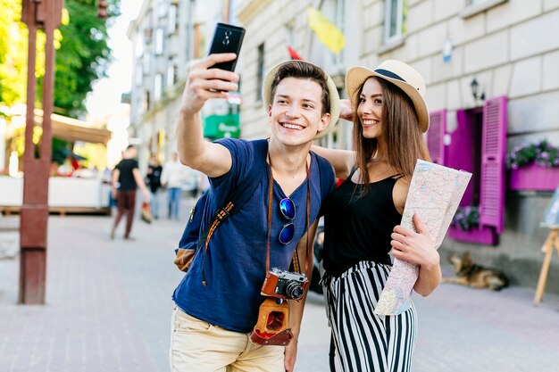 Paare im Urlaub, die selfie nehmen