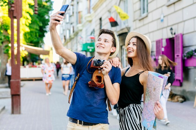 Paare im Urlaub, die selfie nehmen