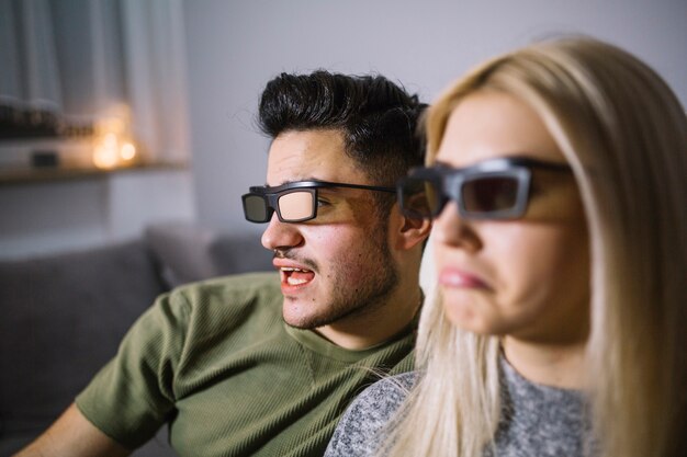 Paare in den Gläsern 3D, die netten Film aufpassen