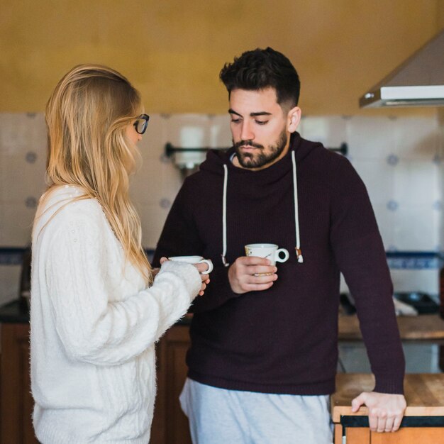 Paare in der Liebe, die Schalen in den Händen hält