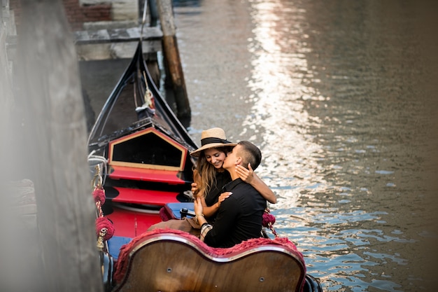 Kostenloses Foto paare in venedig, das in der gondel sitzt