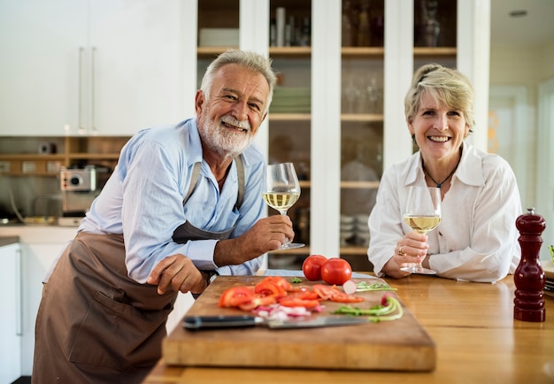 Paare kochen zusammen in der Küche