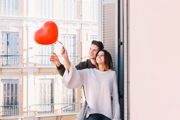 Paare mit Ballon auf Balkon