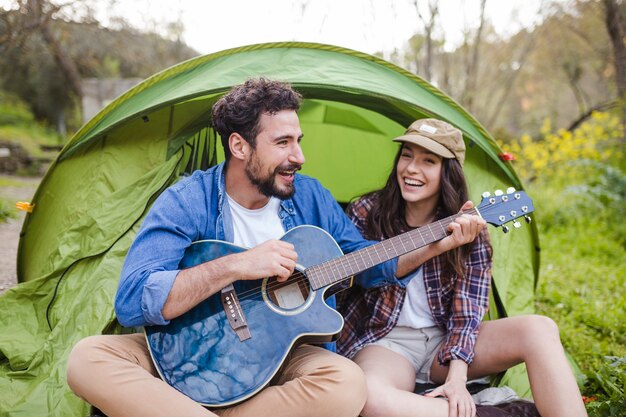 Paare mit der Gitarre, die Lieder singt