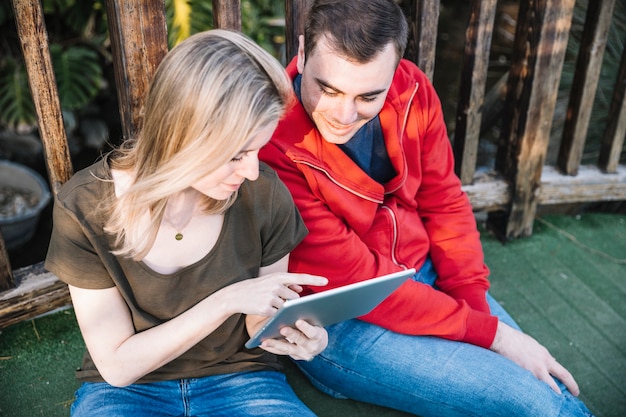 Paare unter Verwendung der Tablette auf Brücke