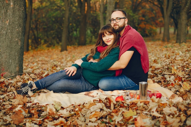 Paare verbringen Zeit in einem Herbstpark