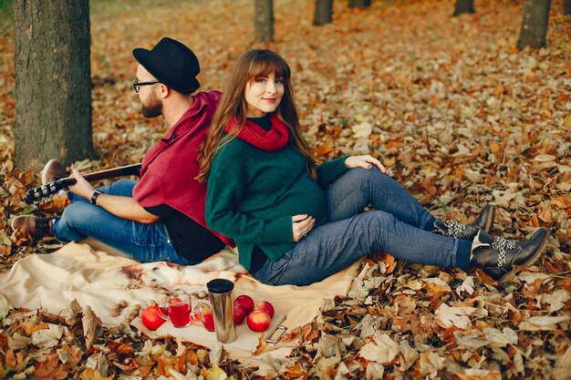 Paare verbringen Zeit in einem Herbstpark