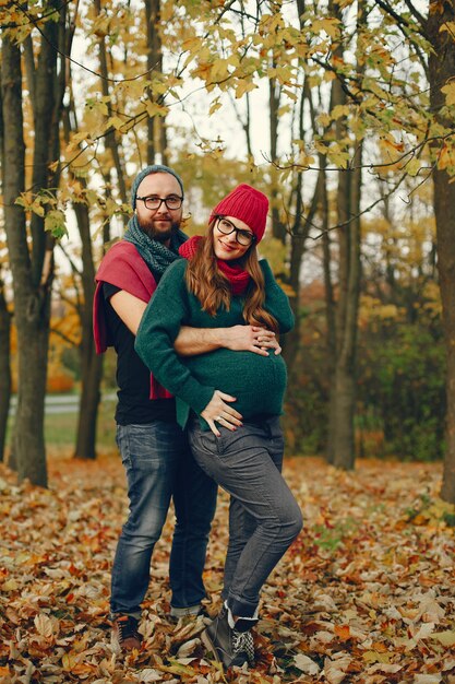 Paare verbringen Zeit in einem Herbstpark