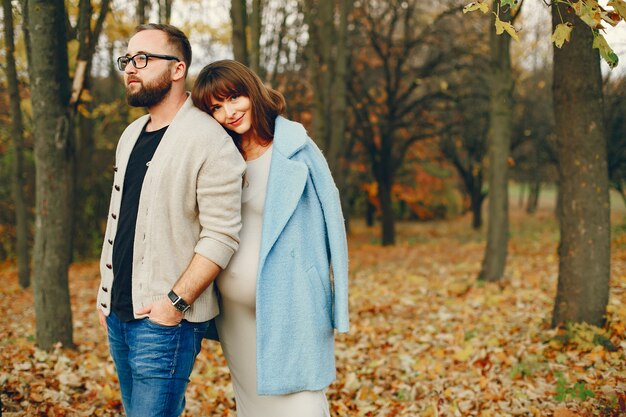 Paare verbringen Zeit in einem Herbstpark