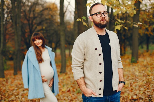 Paare verbringen Zeit in einem Herbstpark