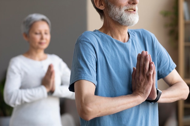 Kostenloses Foto paartraining zusammen zu hause