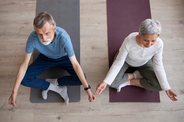 Kostenloses Foto paartraining zusammen zu hause