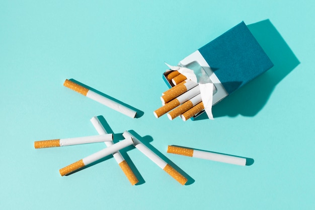 Packung Zigaretten auf blauem Hintergrund