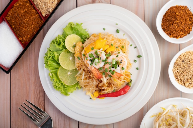 Pad Thai frische Garnelen in einem weißen Teller.