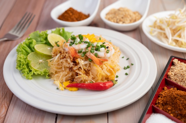 Pad Thai frische Garnelen in einem weißen Teller.