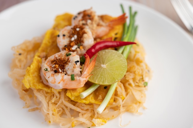 Pad Thai frische Garnelen in einem weißen Teller.