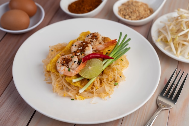 Pad Thai frische Garnelen in einem weißen Teller.